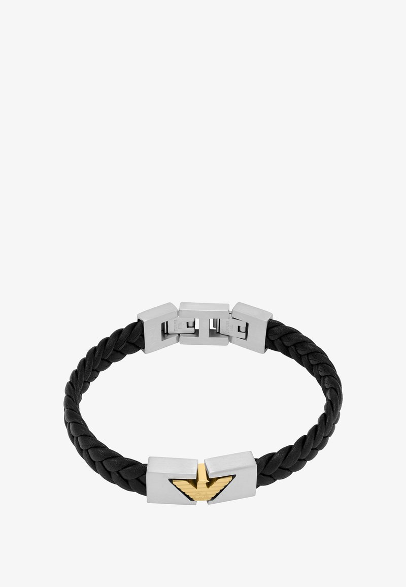 Bracelet en cuir tressé noir avec fermoir en argent présentant un emblème doré au centre, présenté sur un fond blanc.