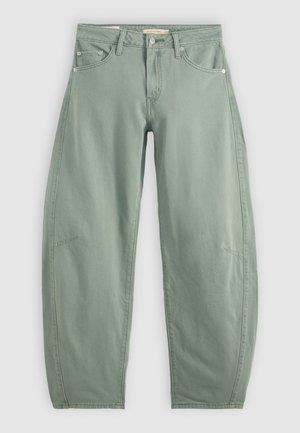 Jeans alta vita verde chiaro con chiusura anteriore a bottone e zip, passanti per cintura e cinque tasche su sfondo bianco.