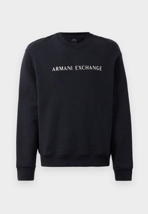 Črna majica s kapuco z okroglim izrezom, rebrastimi manšetami in robom, z belim logotipom "ARMANI EXCHANGE" čez prsi.
