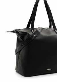 Borsa a mano in pelle nera con una finitura testurizzata, dotata di doppio manico superiore, una tracolla rimovibile e una chiusura con zip sulla parte superiore.