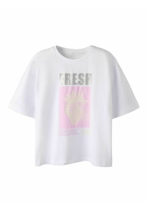 Biała koszulka z krótkim rękawem, z srebrnym napisem "FRESH" nad różowym kwadratem z beżową ilustracją truskawki oraz małym tekstem poniżej.