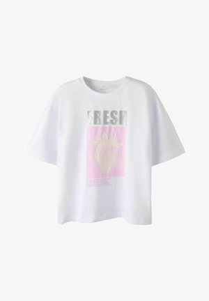 T-shirt blanc à manches courtes avec le texte argenté "FRESH" au-dessus d'un carré rose présentant une illustration de fraise beige et un petit texte en dessous.