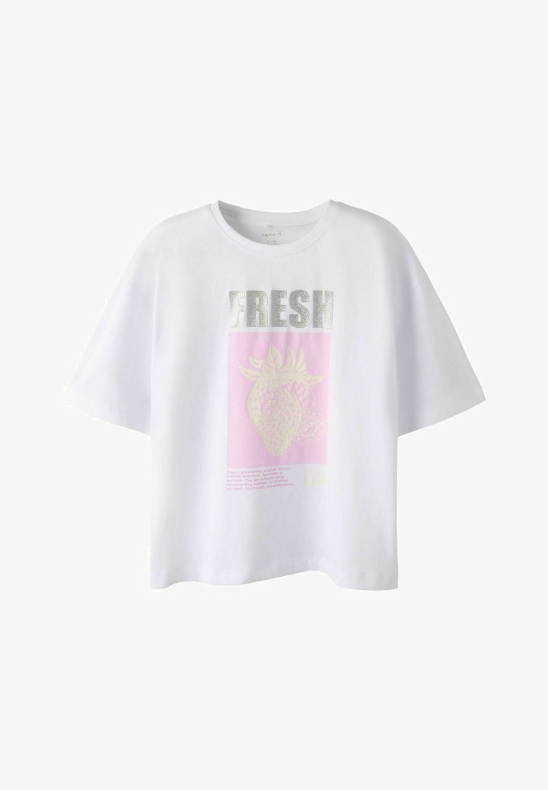 T-shirt blanc à manches courtes avec le texte argenté "FRESH" au-dessus d'un carré rose présentant une illustration de fraise beige et un petit texte en dessous.