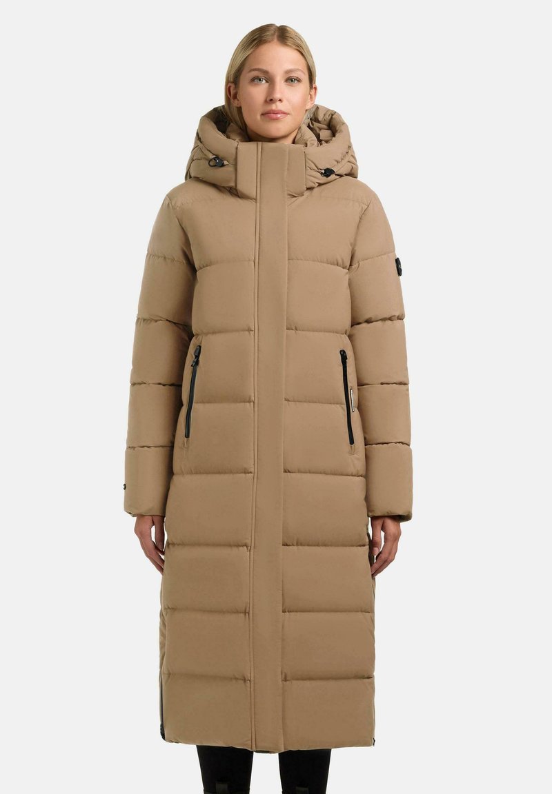 Lange, beige pufferjas met capuchon, voorzien van een ritssluiting aan de voorkant, twee zijzakken en een horizontaal gestikt patroon. Glad, waterafstotend materiaal.