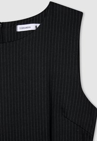 Top senza maniche nero con scollatura rotonda, caratterizzato da righe verticali e una leggera lucentezza. Include un'etichetta con il nome del brand "Terranova."