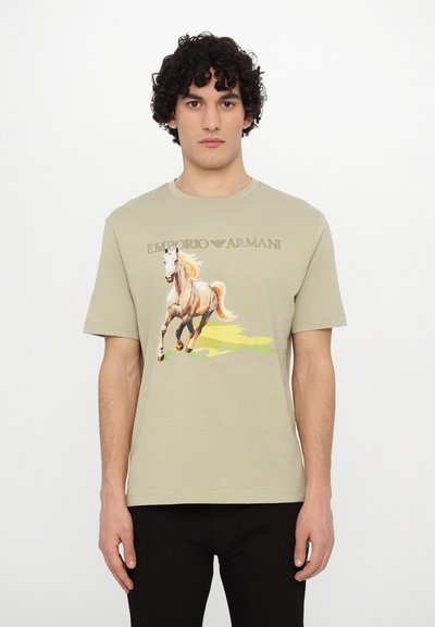 Lys beige bomull T-skjorte med et fargerikt heste-motiv og "Emporio Armani" tekst. Korte ermer og en klassisk rund hals.