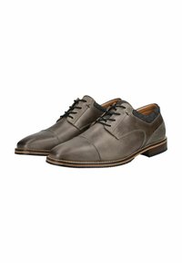 Scarpe da uomo in pelle grigia con una finitura liscia, design con lacci e accenti in tessuto grigio a contrasto sulla collana. Suola marrone.