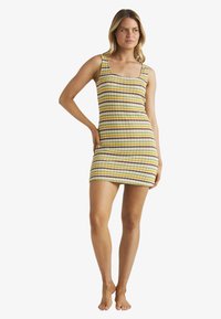 Gestreiftes Strickkleid mit enganliegender Form und breiten Trägern in Gelb-, Grün- und Brauntönen, mit einem strukturierten, gerippten Design.