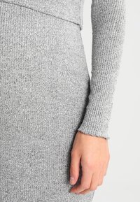 MAMALICIOUS Abito in maglia - grey