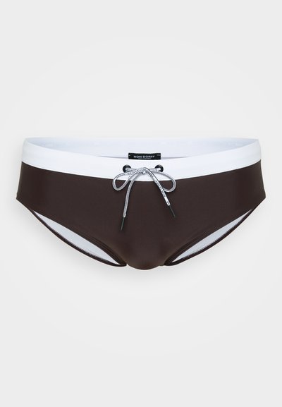 Braune Schwimmslips mit einem weißen elastischen Bund und Kordelzug; ausgestattet mit Flachnahtverarbeitung und einer glatten Textur.