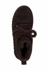 Černé semišové kotníkové boty s kožešinovou podšívkou, kulatou špičkou, plochou gumovou podrážkou a poutkem na patě. Obsahují šněrování s koženými akcenty.