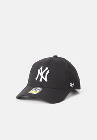 Svart baseballcaps laget av bomull, med hvit brodert New York-logo, buet skjerm og en liten '47'-logo på siden.