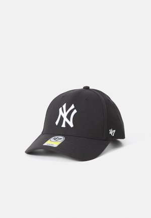 Schwarze Baseballkappe aus Baumwolle mit weißem, gesticktem New York-Logo, gebogenem Schirm und kleinem '47'-Logo an der Seite.