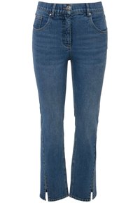 Vaqueros azul oscuro, diseño recortado con dobladillos divididos, con bolsillos frontales y cierre de botón. Hechos de tela de mezclilla con una textura suave.