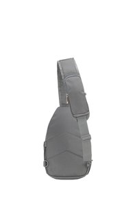 Sac bandoulière gris avec une finition texturée, design en angle, sangle ajustable et une petite poche avant zippée. Présente un motif en chevrons sur le corps.