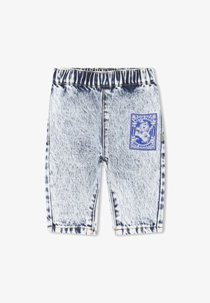 Lichtblauwe denim shorts met een versleten uitstraling. Beschikt over een elastische tailleband en een blauw grafisch etiket aan de rechter voorkant.