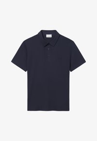 Polo de manga corta azul marino con tapeta de dos botones y pequeño logotipo bordado en el pecho izquierdo.