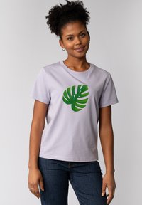 Lila korte mouwen t-shirt met een groen monstera blad ontwerp aan de voorkant, gemaakt van zachte katoenstof.