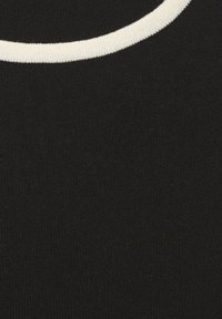 T-shirt nera con texture a costine e scollatura rotonda con un bordo a contrasto di colore crema.