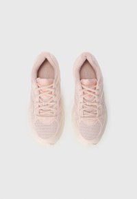 Helle rosa Sportschuhe mit Mesh-Obermaterial, Schnürsenkeln, gepolstertem Schaft und dämpfender Sohle. Mit einem silbernen Akzent an der Seite.