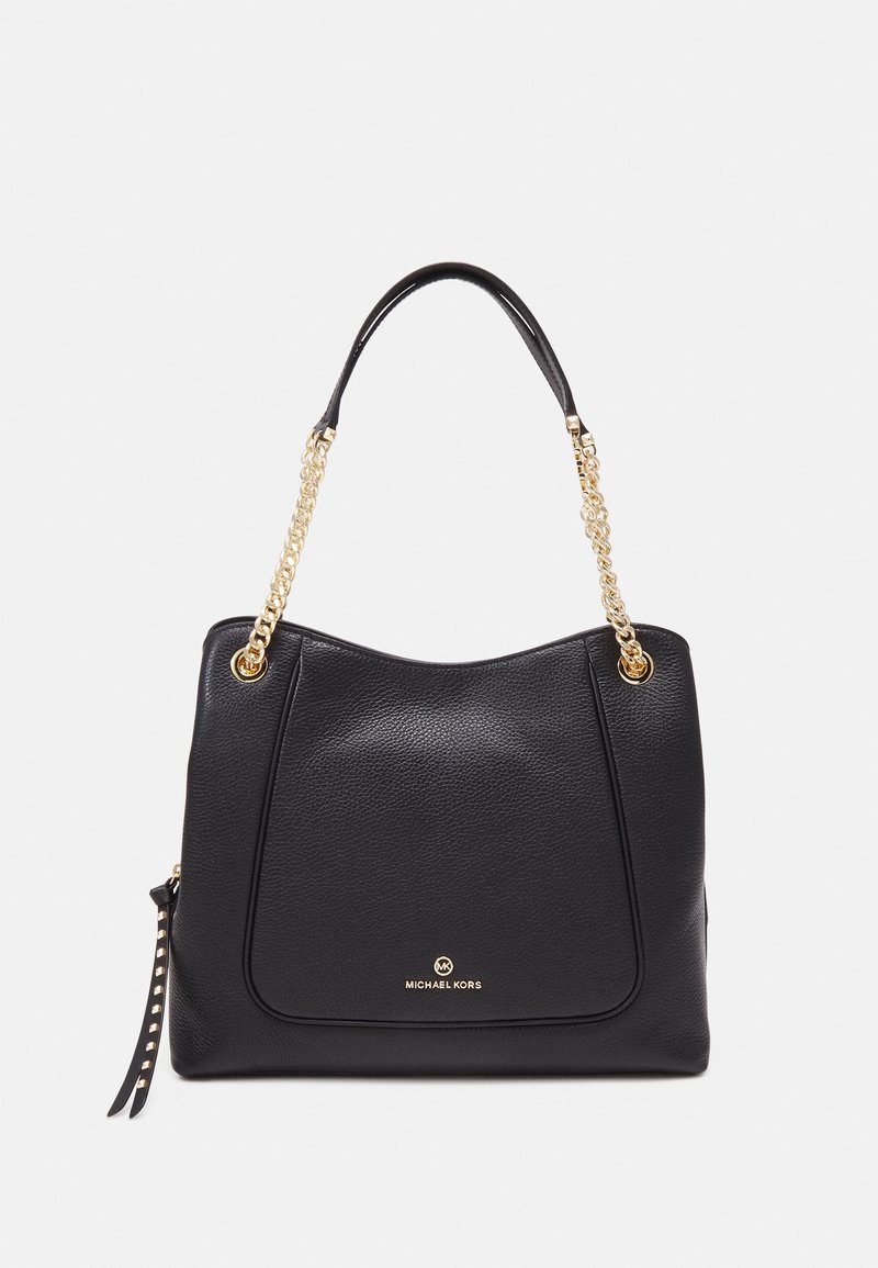 Sac à épaule Michael Kors en cuir noir avec des chaînes dorées et logo sur le devant, forme rectangulaire avec pompon sur la fermeture éclair sur le côté.