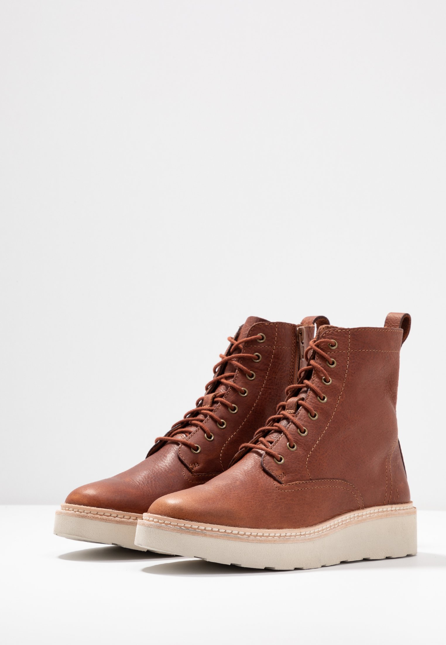 clarks trace pine boots