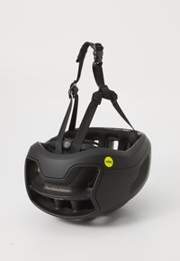 Czarny kask rowerowy z gładką, twardą powłoką zewnętrzną, regulowanymi paskami i otworami wentylacyjnymi; zawiera żółtą etykietę akcentującą.
