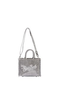 Borsa a tracolla argento con paillettes e frange, manici superiori doppi e tracolla removibile. Presenta la scritta "Saint Barth" ricamata in bianco.