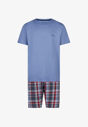 Hellblaues kurzärmeliges Hemd mit kleinem Logo auf der Brust, kombiniert mit marineblauen, roten und weißen karierter Shorts.