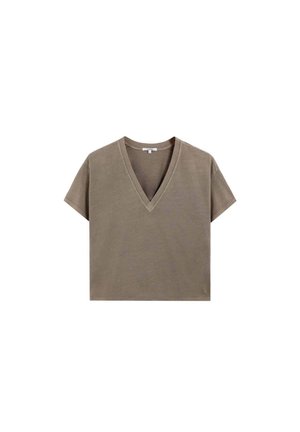Camiseta verde oliva, cropped, con escote en V y mangas cortas. Fabricada en un tejido suave y ligero, con un ajuste relajado y un diseño minimalista.