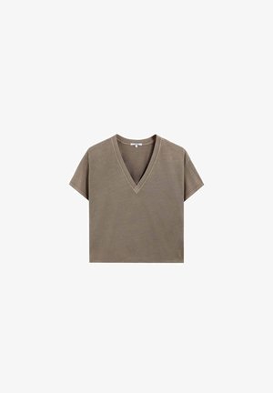 Camiseta verde oliva, cropped, con escote en V y mangas cortas. Fabricada en un tejido suave y ligero, con un ajuste relajado y un diseño minimalista.