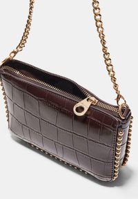Temno rjava torbica čez ramo iz umetnega usnja s krokodiljim vzorcem, z detajli iz zlato obarvane kovine, z zadrgo na vrhu in s paščkom iz verižice.