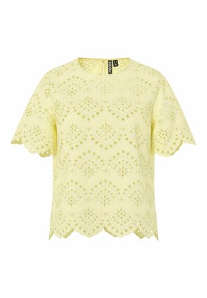 Blouse jaune à manches courtes avec broderie anglaise, bords festonnés aux manches et à l'ourlet, et encolure ronde avec fermeture boutonnée au dos.