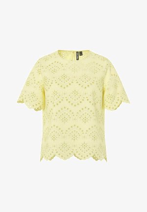 Blouse jaune à manches courtes avec broderie anglaise, bords festonnés aux manches et à l'ourlet, et encolure ronde avec fermeture boutonnée au dos.