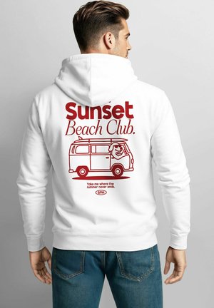 Weißer Hoodie mit einem roten Grafikdesign, das den Text "Sunset Beach Club" und eine Van-Illustration zeigt, sowie dem Satz "Nimm mich dorthin, wo der Sommer niemals endet."