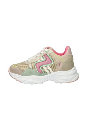 Lichtbeige mesh sneaker met witte zool, accenten in roze en mintgroen, witte veters en een roze binnenvoering, weergegeven vanaf de buitenkant.