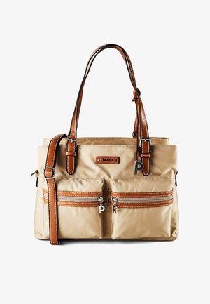 Beige draagtas met bruine leren handvatten en afwerking, twee voorzakken met rits en een klein metalen merkembleem aan de voorkant.