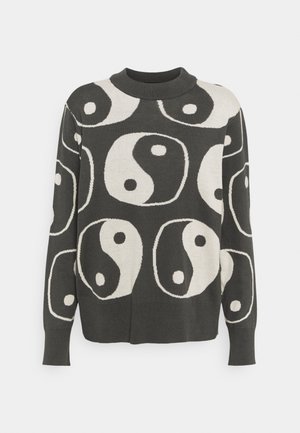 Sweter dziewiarski z podwyższonym kołnierzem, ciemnoszary materiał z całkowitym wzorem yin-yang w kolorze kremowym, długie rękawy i ściągacze.