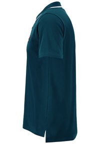 Polo in tessuto verde scuro con colletto bicolore, maniche corte, fessure laterali e logo ricamato sul petto.