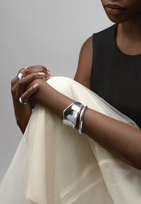 Orelia STATEMENT MOLTEN CUFF - Pulsera - silver-coloured