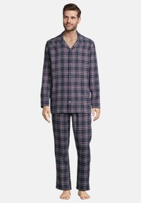 Meriharmaa ruudullinen pyjama-setti, joka on valmistettu pehmeästä kankaasta. Mukana on nappisalpa ylle, jossa on rintatasku, ja aikarajoitetut suorat housut.