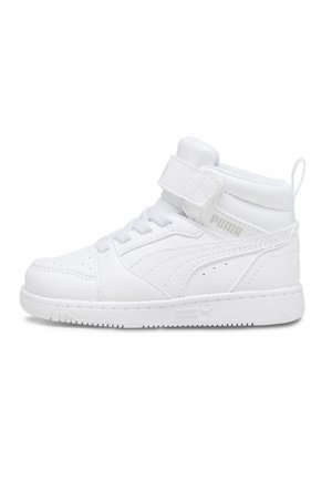 Weißer Puma Mid-Top-Sneaker mit Klettverschluss, Schnürsenkeln, genähten Details und Zuglasche an der Ferse, von der Seite betrachtet.