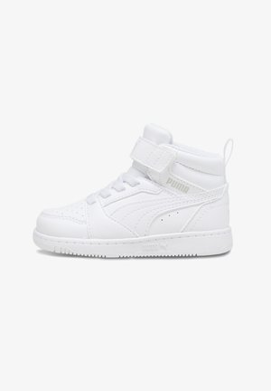 Weißer Puma Mid-Top-Sneaker mit Klettverschluss, Schnürsenkeln, genähten Details und Zuglasche an der Ferse, von der Seite betrachtet.