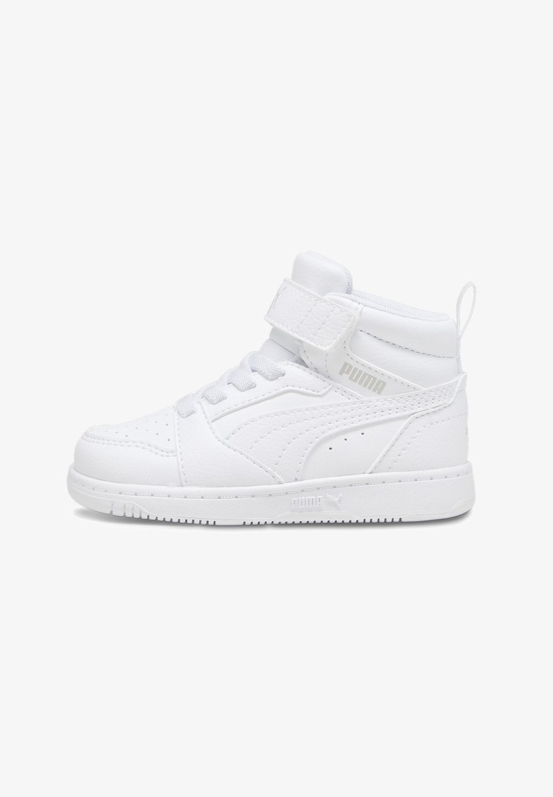 Baskets blanches Puma mi-montantes avec bride Velcro, lacets, détails cousus et languette au talon, vues de côté.