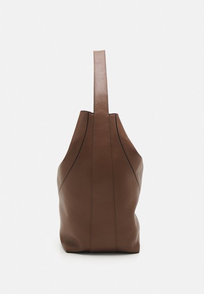 Sac en cuir marron avec une forme haute et effilée, doté d'une seule poignée plate et de coutures contrastées sur les côtés. Pas de matériel visible.