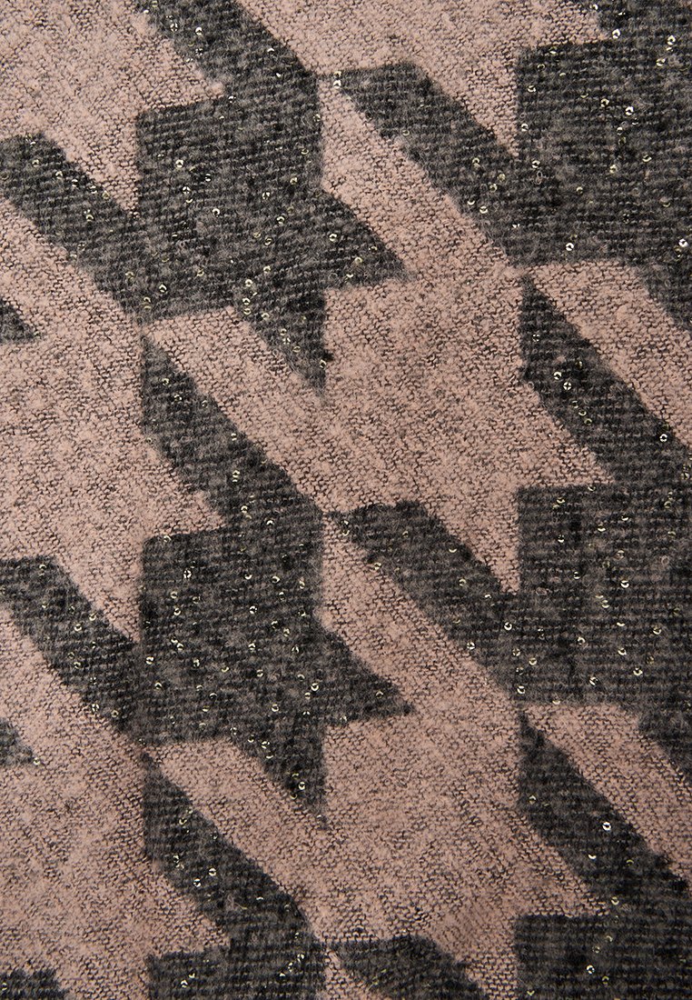 Tela marrón con un patrón zigzagueante texturizado en negro y pequeñas lentejuelas brillantes dispersas por todo el tejido.