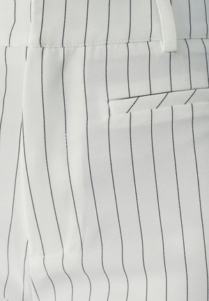 Weißer Stoff mit feinen schwarzen Streifen; verfügt über eine Seitentasche und eine glatte Textur. Die Nähte sind ordentlich und gleichmäßig, was den maßgeschneiderten Look verstärkt.