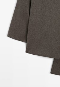 Tessuto grigio in feltro che presenta una texture liscia, con una forma rettangolare semplice e bordi puliti e dritti. Ideale per capi esterni.