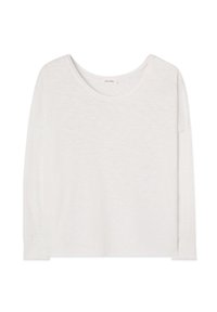 Valge pika raglansärgiga ja veidi lõdva istuvusega nööbitav kaelus ning kaela taga väike silt.