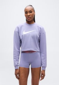 Μωβ κοντό φούτερ με λευκό λογότυπο Nike, σετ με μωβ σορτς που διαθέτουν κόκκινη ζώνη μέσης Nike Pro. Λείο ύφασμα, άνετη εφαρμογή.